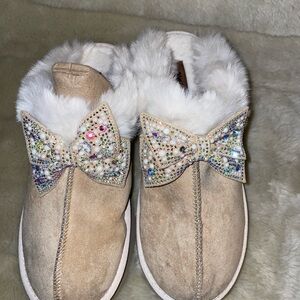 Very G White Fur-Lined Slippers